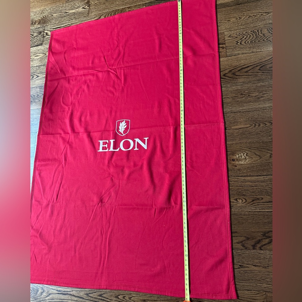 Dark red Elon University blanket, 6Ft 8.5In length and 4Ft 7In width - Picture 8 of 8